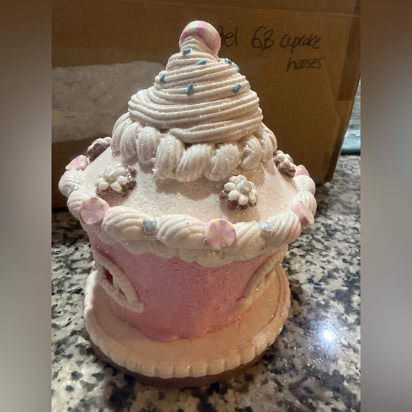 Set of (3) Valerie Parr 6” Illuminated Pastel Gingerbread Cupcakes houses - Picture 16 of 17